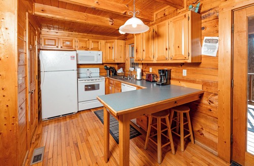 Sevierville Cabin | Mtn View, Hot Tub, Resort Pool, Putt Putt, Golf, Fishing, Hiking! 5mi to town!