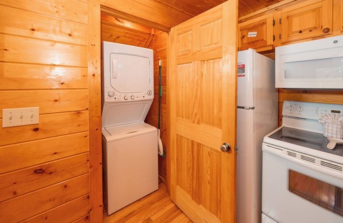 Sevierville Cabin | Mtn View, Hot Tub, Resort Pool, Putt Putt, Golf, Fishing, Hiking! 5mi to town!