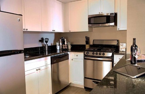 Logan Square Hotel | Near LOVE Park | Skyline Rooftop Pool with Kitchen