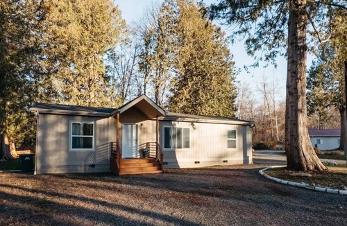 Ferndale House | Neptune Haven Getaway Near the Ocean