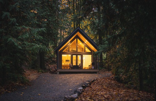 Gold Bar Cabin | Nordic Retreat: Hot tub + Outdoor Movie Theater