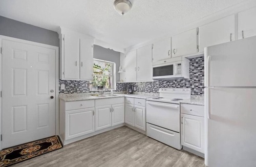 Hyde Park House | ~Oakshade Oasis Sleeps 12 ADA-Friendly Ramp~