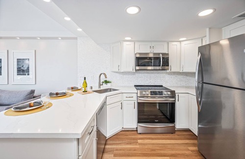 Waikiki Condo | Ocean-Lagoon Condo w/Full Kitchen at Ilikai Hotel and Steps to the Beach