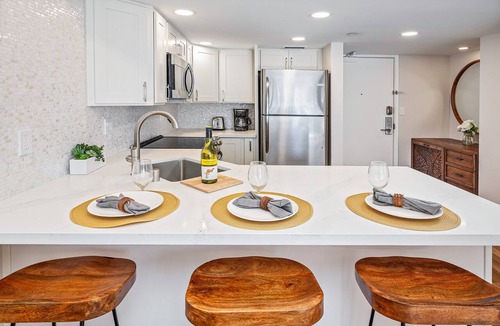 Waikiki Condo | Ocean-Lagoon Condo w/Full Kitchen at Ilikai Hotel and Steps to the Beach