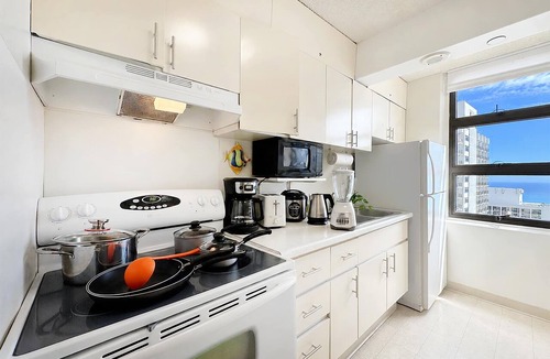 Waikiki Condo | Ocean-view retreat w/lanai & free parking