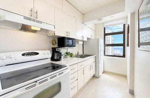 Waikiki Condo | Ocean-view retreat w/lanai & free parking