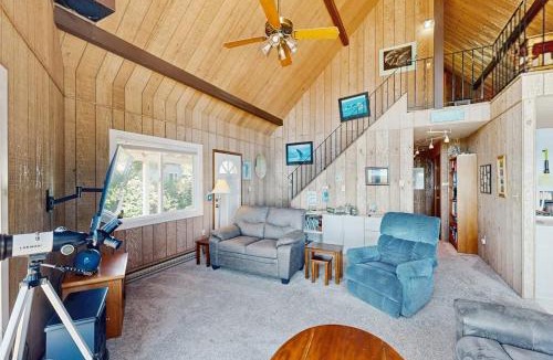 Brookings House | Oceanfront cottage with private hot tub & W&D- central locale near beach access