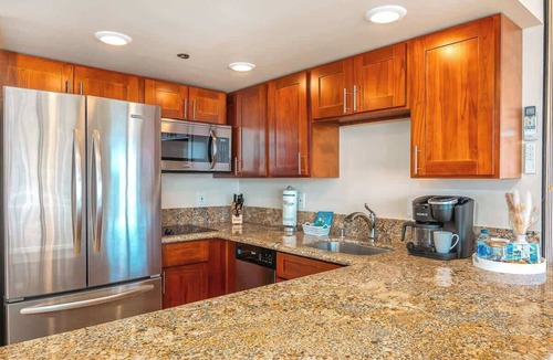 Waikiki Condo | Oceanview condo w/lanais & pool access