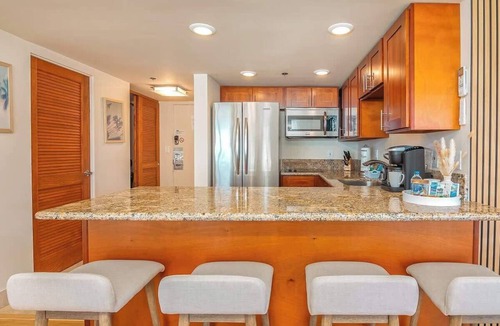 Waikiki Condo | Oceanview condo w/lanais & pool access