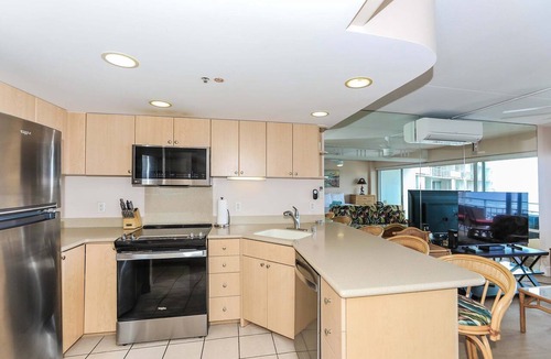 Waikiki Condo | One-Bedroom Deluxe (Renovated) Unit with a view of the Duke Kahanamoku Lagoon and Waikiki Beach