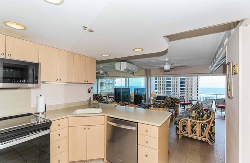 Waikiki Condo | One-Bedroom Deluxe (Renovated) Unit with a view of the Duke Kahanamoku Lagoon and Waikiki Beach