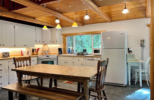 Leavenworth Cabin | Osprey Nest Cabin: Cozy private mountain cabin on the Wenatchee River