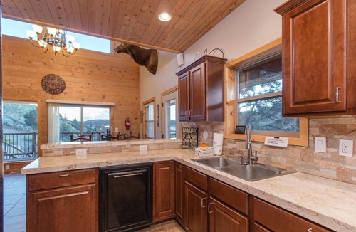 Mammoth Creek Cabin | Panguitch Lakehome | Lake View | Sleeps 12
