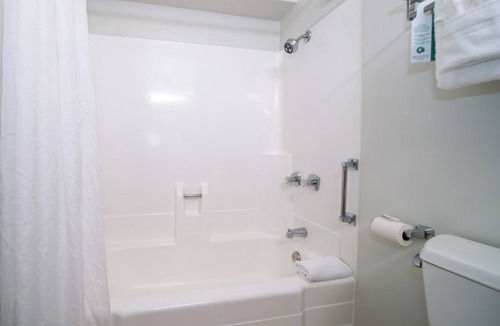 Kahului Hotel | Panoramic Views! 2 Comfortable Units, Outdoor Pool, Near Kanaha Beach Park!