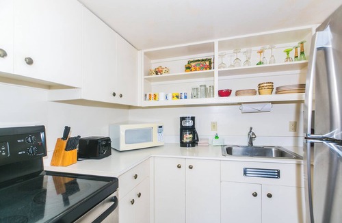Waikiki Condo | Perfect Location In Waikiki, Near Beach, Shopping, and Dining!