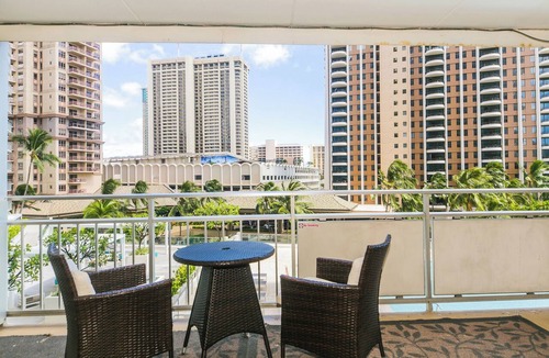 Waikiki Condo | Perfect Location In Waikiki, Near Beach, Shopping, and Dining!