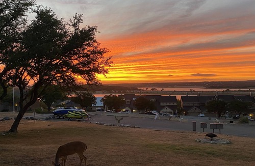 Canyon Lake Condo | Pet friendly beautiful sunset view