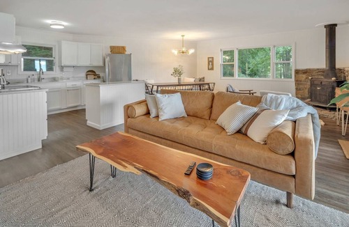 Walker-In-the-Hills Cabin | Pet-Friendly Cabin with Barbecue and Outdoor Area with Fire Pit in Waynesville, North Carolina