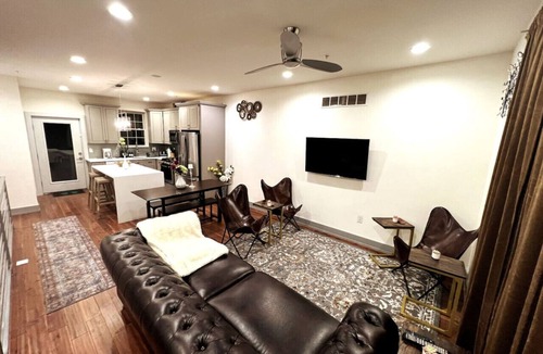West Poplar Villa | Philly Town House: 12 Min walk to Center City