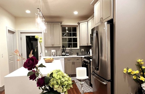 West Poplar Villa | Philly Town House: 12 Min walk to Center City