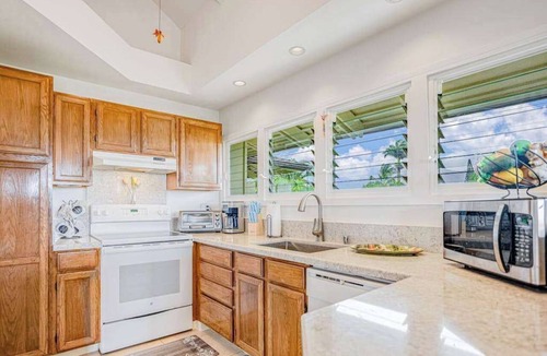 Princeville Condo | Princeville Corner Studio with Fast WiFi, Mountain Views & Pool