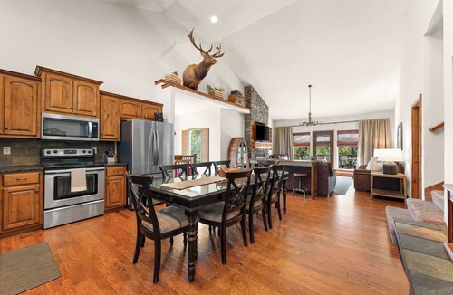 Hollister House | Private HOT TUB! ARCADE in home w/POOL TABLE!