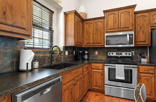 Hollister House | Private HOT TUB! ARCADE in home w/POOL TABLE!