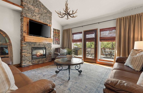 Hollister House | Private HOT TUB! ARCADE in home w/POOL TABLE!