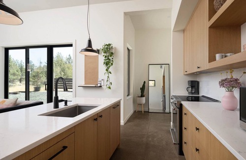 Terrebonne House | Private Retreat Steps to Smith Rock | Quiet Luxury & Hot Tub