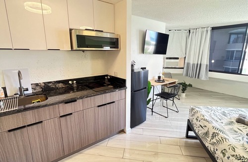 Ala Moana Condo | Private studio near Hilton Lagoon