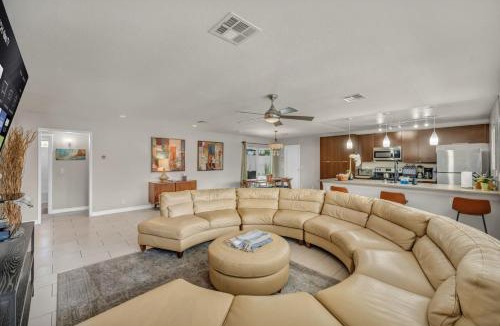 Rancho Oakey House | Relaxing 1 Story Villa Hot Tub BBQ By the Strip