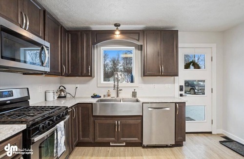 Gateway House | Retreat Outdoor Hot tub 2-bedroom upstairs unit with WiFi in Wasilla