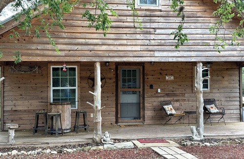 Rio Frio Cabin | RiverBend Retreat Cozy 1 bedroom, 2 loft cabin.