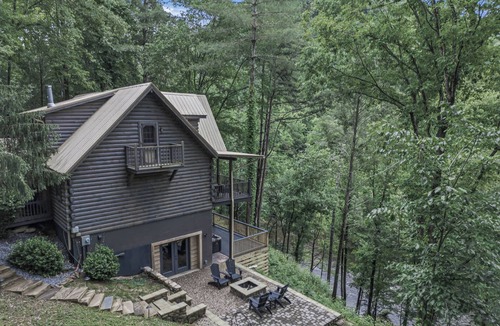 Townsend Cabin | Riverfront Retreat, Sleeps 10・Water Views・Hot Tub