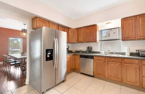 Midtown House | Roami at Bayview Place | Penthouse |Tub |6 Bed
