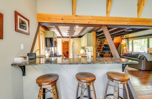 Warren Cabin | Saltwater Hot Tub & WFH-Friendly Warren Cabin!