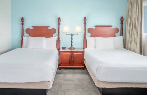 Kahului Hotel | Scenic Garden View Rooms! Enjoy Relaxing Pool + Fireplace | Near Hoaloha Park