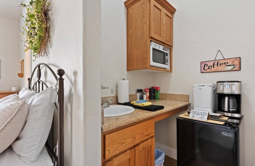 Baker City Cottage | Scenic Views Casita 2 - Cozy Studio for 2, Local Golfing 50% Off!
