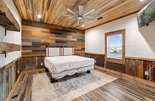 Goreville House | Serenity found in this large, lodge-style 4-bedroom house surrounded by nature