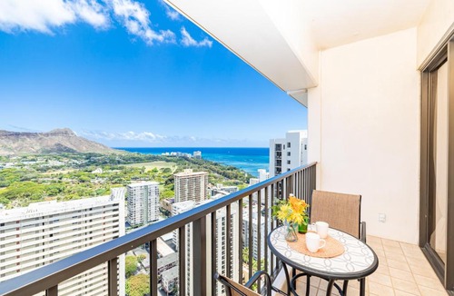 Waikiki Apartment | Sky-high condo with lanai & beach access