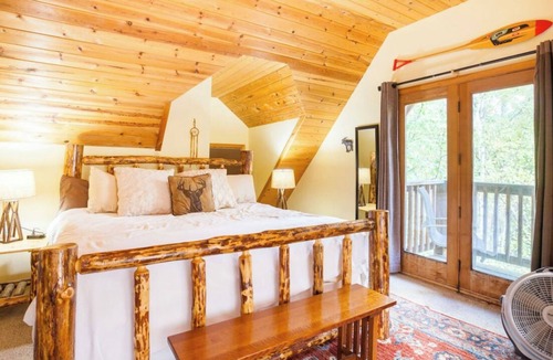 Eagle River Cabin | Sleeps 26 ! Log Cabin, Chalet & Apartment & Hot tubs !