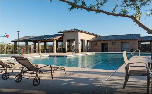 Tucson House | Spacious 3BR Home - Pool, Playground, EV Station L2, Near Freeway, Free Parking