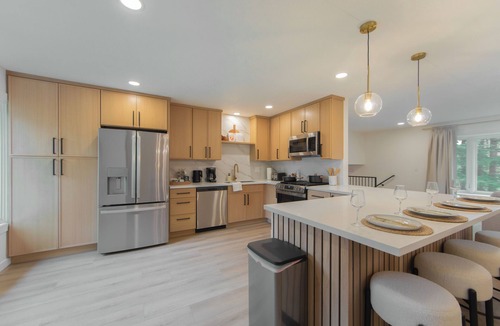 Palisades House | Spacious 5BR Golf Course Retreat — 5 Mins to Lake Oswego Downtown!