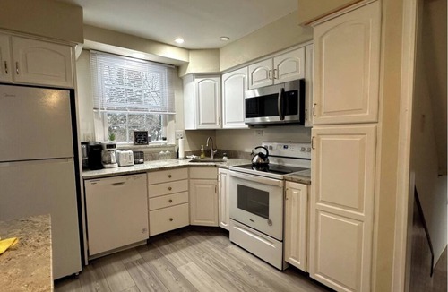 King of Prussia House | Spacious 5BR King of Prussia Home - Deck, 65” Roku TV - Near KOP Mall & Phila.