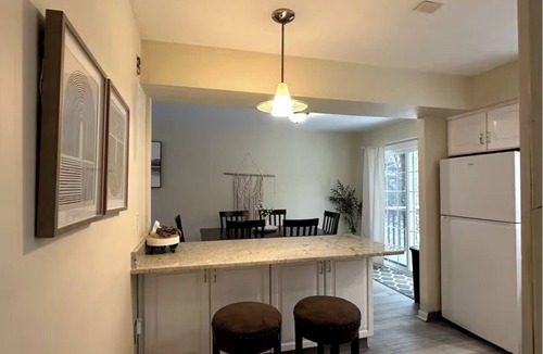 King of Prussia House | Spacious 5BR King of Prussia Home - Deck, 65” Roku TV - Near KOP Mall & Phila.