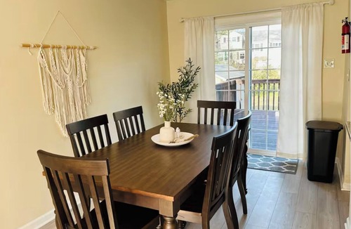King of Prussia House | Spacious 5BR King of Prussia Home - Deck, 65” Roku TV - Near KOP Mall & Phila.