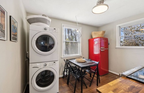 Edgehill House | Spacious and stylish 10 minutes to Broadway.