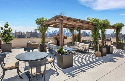 Ukrainian Village Apartment | Spacious East Village Studio - Luxury Elevator Doorman Building - Gym - Laundry - Lounge -Rooftop