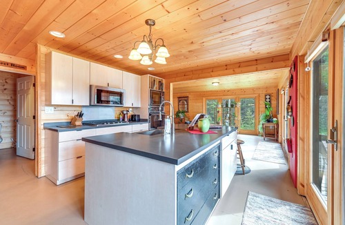 Ridgeway House | Spacious Soldotna Home w/Mackey Lake Views!