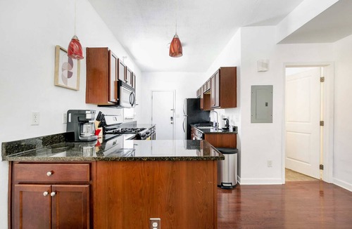 Italian Village Apartment | Stunning 1 Bedroom near Short North